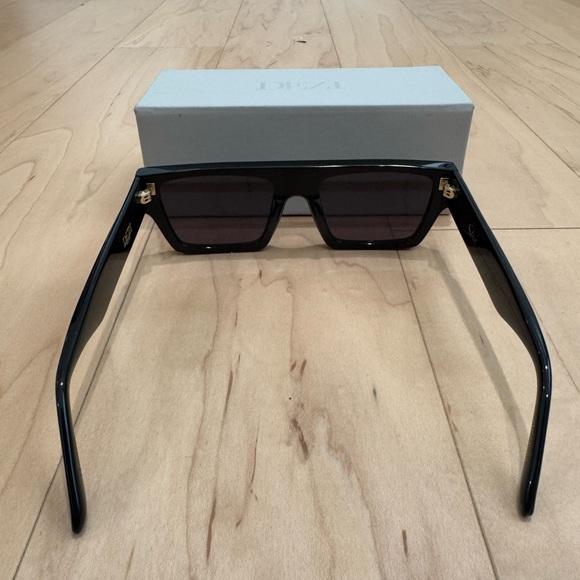 DEZI Slick Sunglasses - Picture 4 of 4